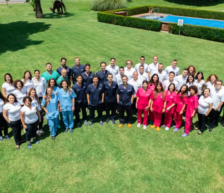 Das gesamte Facialteam-Team posiert für ein Gruppenfoto. Das Team besteht aus mehr als 50 Spezialisten für Feminisierungschirurgie im Gesicht.