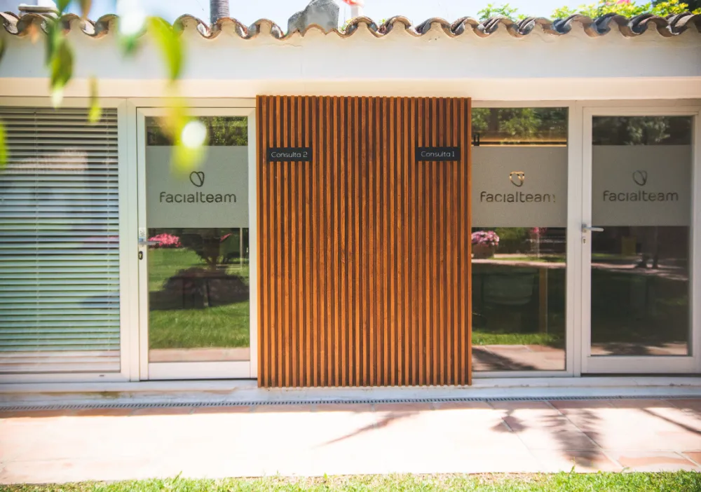 Foto de las instalaciones de Facialteam en Marbella. Estas son las salas de consulta de nuestra clínica FFS donde ofrecemos charlas de orientación gratuitas con nuestros cirujanos FFS.