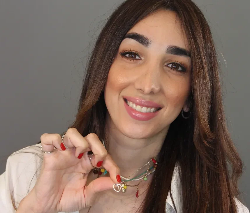 Facialteam-Patientin Lola Corona posiert, um das Ergebnis ihrer Feminisierungsoperation im Gesicht zu zeigen.