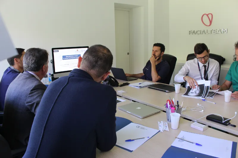 El personal de Facialteam discute las posibilidades de asociarse con otros profesionales del sector sanitario transgénero.