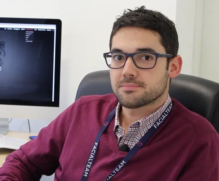 Científico de Feminización Facial dr. Fermín capitán frente a su escritorio
