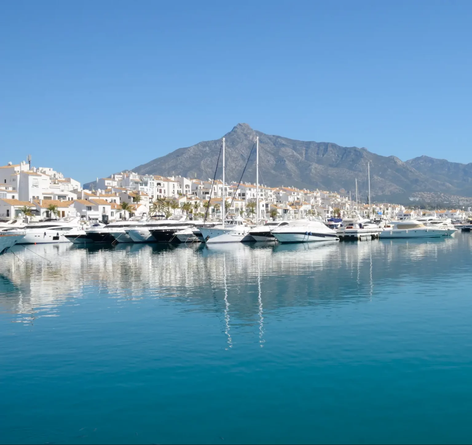 Hermosa imagen de Puerto Banús con el Pico de la Concha detrás.